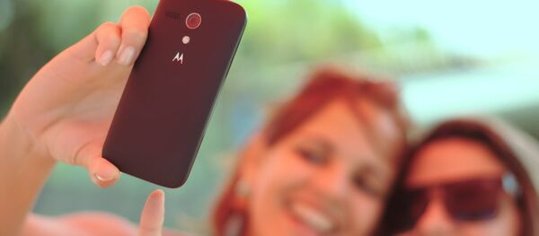 Chicas sacan selfie - Sputnik Mundo