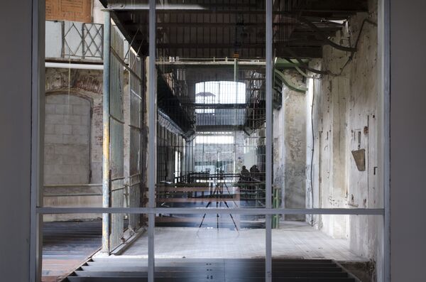 La obra Donde aparecen las distancias, creada por la artista Eugenia Calvo y exhibida en Montevideo en el marco de Bienalsur - Sputnik Mundo