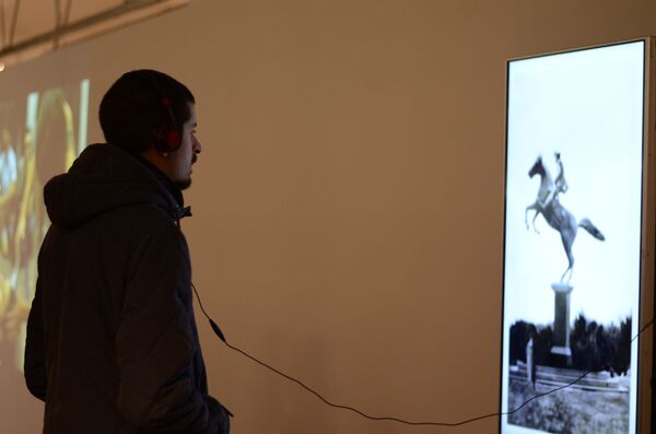 Un hombre asiste a una instalación de Bienalsur en el Museo Nacional de Artes Visuales de Montevideo - Sputnik Mundo