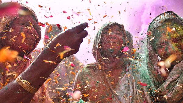 'Joli con otras viudas celebrando el festival de colores en el templo de Gopinath', foto para el concurso fotográfico Andréi Stenin - Sputnik Mundo