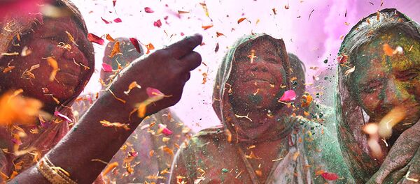 'Joli con otras viudas celebrando el festival de colores en el templo de Gopinath', foto para el concurso fotográfico Andréi Stenin - Sputnik Mundo