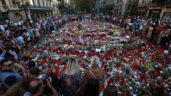 La gente rinde homenaje a las víctimas del atentado en La Rambla, Barcelona - Sputnik Mundo