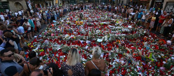 La gente rinde homenaje a las víctimas del atentado en La Rambla, Barcelona La gente rinde homenaje a las víctimas del atentado en La Rambla, Barcelona - Sputnik Mundo