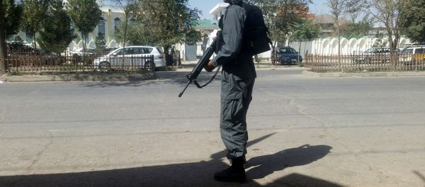 Un soldado afgano en el lugar del atentado - Sputnik Mundo