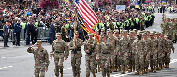Soldados estadounidenses marchan durante el desfile celebrado en Kiev - Sputnik Mundo