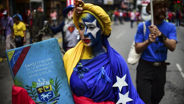 La simpatizante del presidente de Venezuela, Nicolás Maduro, durante las protestas en Caracas (archivo) - Sputnik Mundo