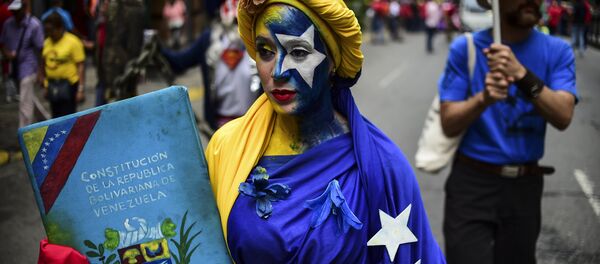 La simpatizante del presidente de Venezuela, Nicolás Maduro, durante las protestas en Caracas (archivo) - Sputnik Mundo