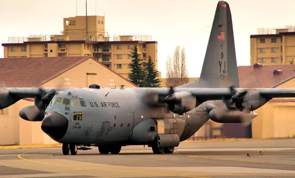 Un Hercules C-130H en la base estadounidense de Yokota Un Hercules C-130H en la base estadounidense de Yokota - Sputnik Mundo