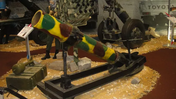 Lanzagranadas estático calibre 218mm (producción propia) arrebatado a Daesh en Siria y expuesto en Rusia en el marco del Foro Internacional Army 2017. Lanzagranadas estático calibre 218mm (producción propia) arrebatado a Daesh en Siria y expuesto en Rusia en el marco del Foro Internacional Army 2017. - Sputnik Mundo