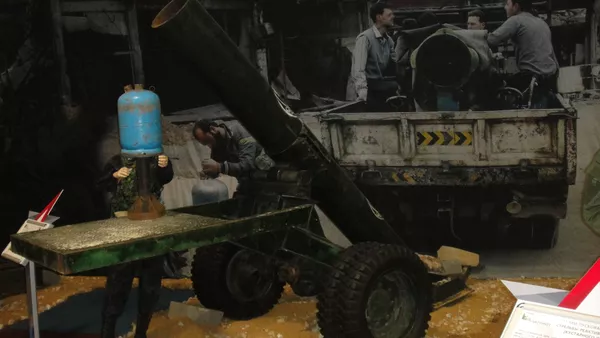 Cañón móvil calibre 305mm (producción propia) arrebatado a Daesh en Siria y expuesto en Rusia en el marco del Foro Internacional Army 2017. Cañón móvil calibre 305mm (producción propia) arrebatado a Daesh en Siria y expuesto en Rusia en el marco del Foro Internacional Army 2017. - Sputnik Mundo