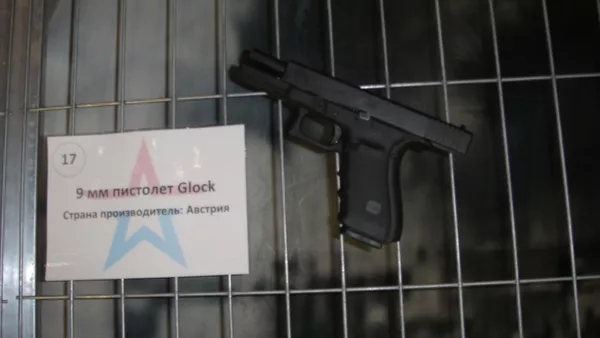 Pistola Glock (Austria) arrebatada a grupos radicales en Siria y expuesta en Rusia en el marco del Foro Internacional Army 2017. Pistola Glock (Austria) arrebatada a grupos radicales en Siria y expuesta en Rusia en el marco del Foro Internacional Army 2017. - Sputnik Mundo