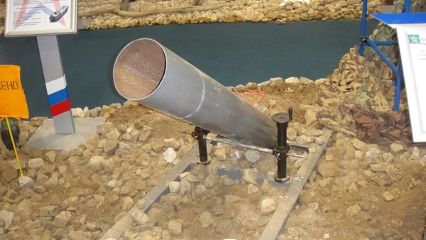 Cañón para lanzar cargas químicas (producción propia) arrebatado a Daesh en Siria y expuesto en Rusia en el marco del Foro Internacional Army 2017. Cañón para lanzar cargas químicas (producción propia) arrebatado a Daesh en Siria y expuesto en Rusia en el marco del Foro Internacional Army 2017. - Sputnik Mundo