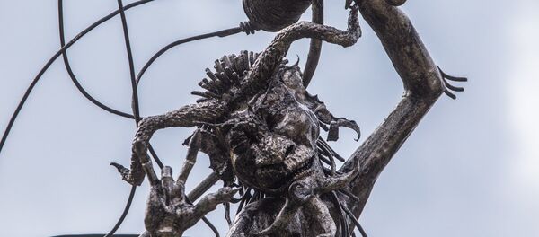 Uno de los demonios que decoran la casa - Sputnik Mundo