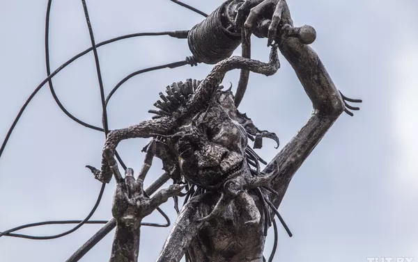 Uno de los demonios que decoran la casa Uno de los demonios que decoran la casa - Sputnik Mundo