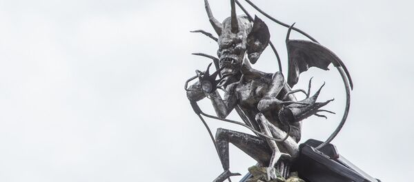 Uno demonio en lo alto de una casa - Sputnik Mundo