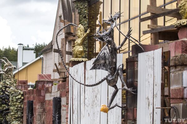 Un demonio desde el exterior de la casa - Sputnik Mundo