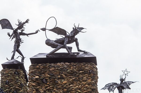 Tres demonios decorando los tejados de la casa - Sputnik Mundo