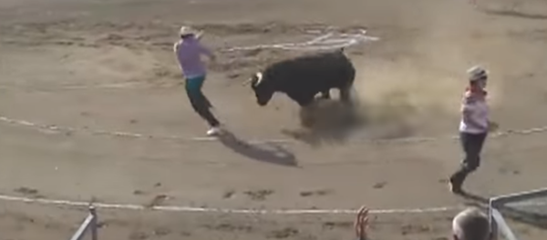 Un toro enviste a una persona durante una corrida - Sputnik Mundo