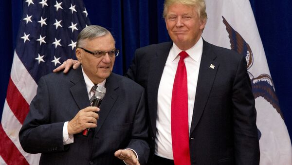 Exalguacil estadounidense, Joe Arpaio, y presidente de EEUU, Donald Trump (Archivo) - Sputnik Mundo