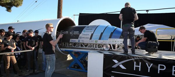 Team members from WARR Hyderloop, Technical University of Munich place their pod on the track during the SpaceX Hyperloop Pod Competition in Hawthorne, Los Angeles, California, U.S., January 29, 2017 - Sputnik Mundo