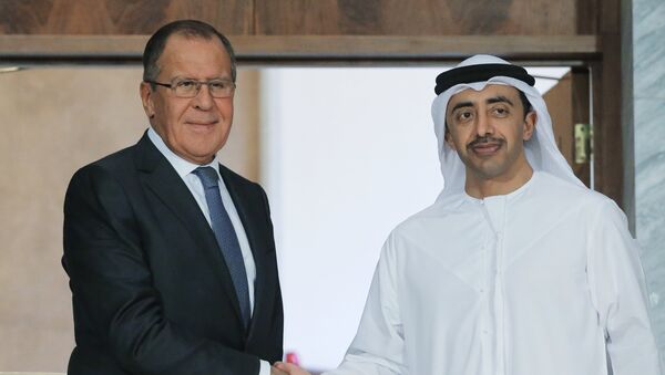 El ministro de Asuntos Exteriores de Rusia, Serguéi Lavrov, y el príncipe heredero de la corona de Abu Dabi, Mohammed bin Zayed Nahyan - Sputnik Mundo