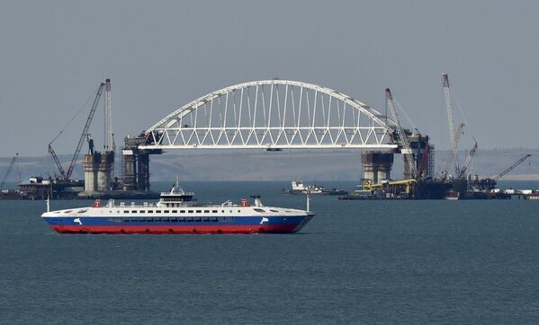 Las impresionantes obras del puente de Crimea sobre el estrecho de Kerch - Sputnik Mundo