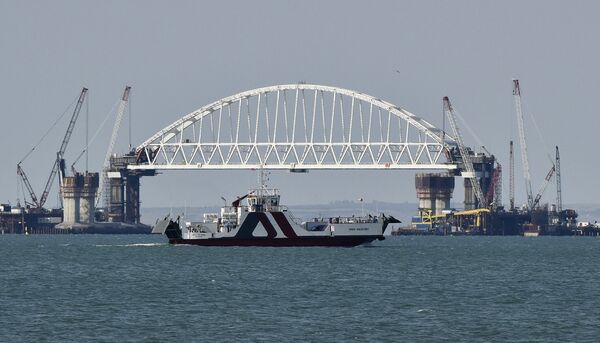 Las impresionantes obras del puente de Crimea sobre el estrecho de Kerch - Sputnik Mundo