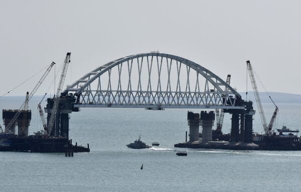 Las impresionantes obras del puente de Crimea sobre el estrecho de Kerch - Sputnik Mundo