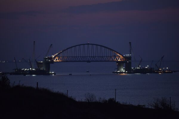 Las impresionantes obras del puente de Crimea sobre el estrecho de Kerch - Sputnik Mundo