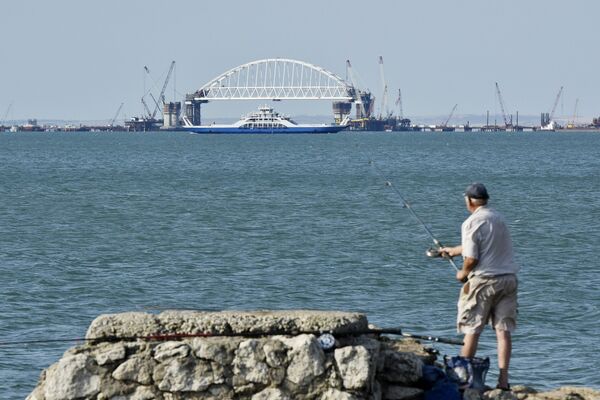 Las impresionantes obras del puente de Crimea sobre el estrecho de Kerch - Sputnik Mundo