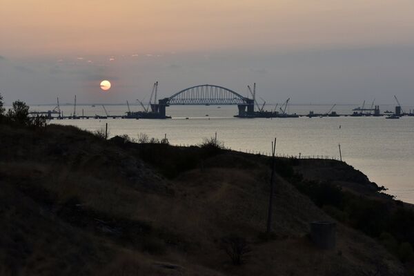 Las impresionantes obras del puente de Crimea sobre el estrecho de Kerch - Sputnik Mundo