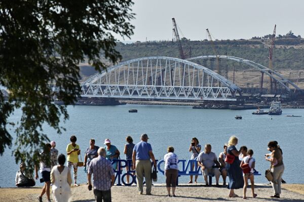 Las impresionantes obras del puente de Crimea sobre el estrecho de Kerch - Sputnik Mundo