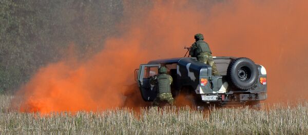 Los militares bielorrusos durante lоs preparativos para las maniobras Zapad 2017 - Sputnik Mundo