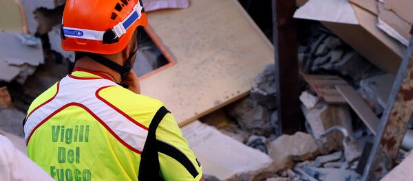 Consecuenacias de un terremoto en la isla italiana de Ischia - Sputnik Mundo