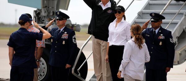El presidente de EEUU, Donald Trump, y su esposa Melania llegan al estado de Texas - Sputnik Mundo