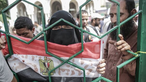 Una mujer con la bandera de Egipto - Sputnik Mundo