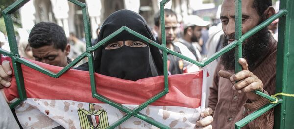 Una mujer con la bandera de Egipto - Sputnik Mundo
