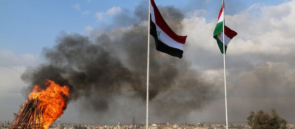Las banderas de Irak y Kurdistán en la ciudad de Kirkuk (archivo) - Sputnik Mundo