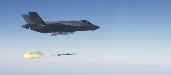 An F-35 Lightning II launches an AIM-120 advanced medium range air-to-air missile - Sputnik Mundo