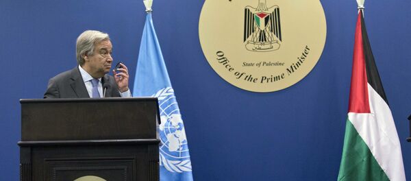 António Guterres, secretario general de la ONU, y las banderas de la ONU y Palestina António Guterres, secretario general de la ONU, y las banderas de la ONU y Palestina - Sputnik Mundo