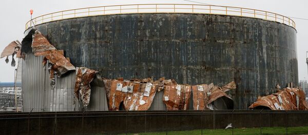 Un tanque de petróleo dañado por el huracán Harvey - Sputnik Mundo
