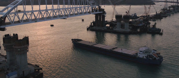 Momento histórico: el primer buque pasa por debajo del puente de Crimea - Sputnik Mundo