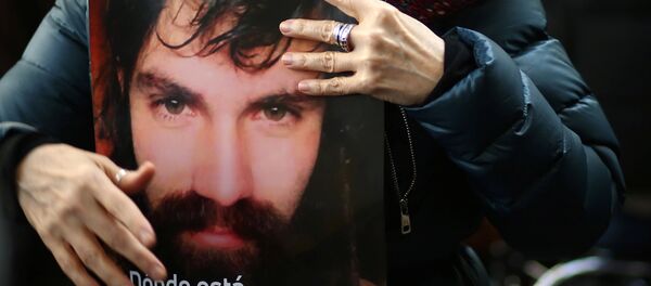 Un cartel con la imagen de Santiago Maldonado, activista argentino desaparecido (archivo) - Sputnik Mundo