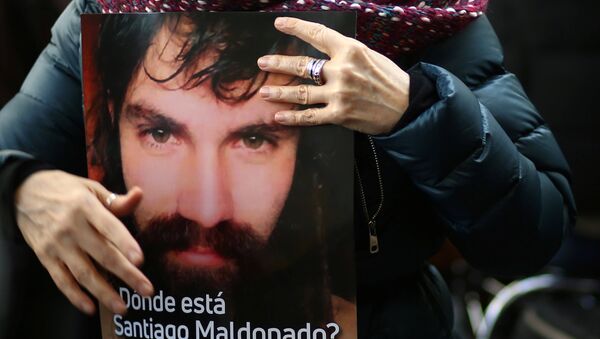 Un cartel con la imagen de Santiago Maldonado, activista argentino desaparecido (archivo) - Sputnik Mundo