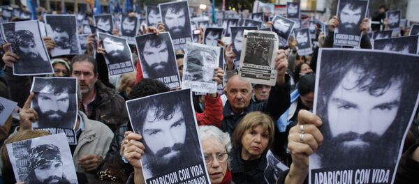 Carteles con la imagen de Santiago Maldonado, activista argentino desaparecido (archivo) - Sputnik Mundo