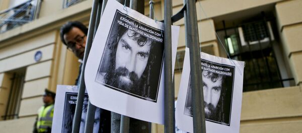 Carteles con la imagen de Santiago Maldonado, activista argentino desaparecido - Sputnik Mundo
