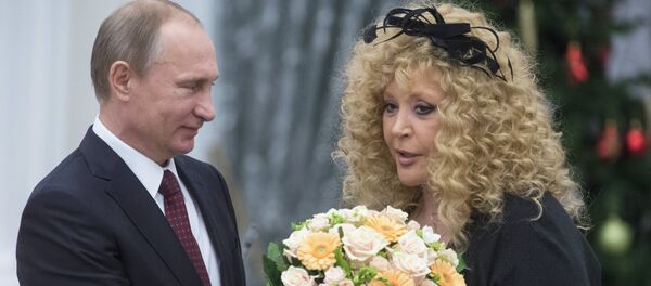 Vladímir Putin, presidente de Rusia y  Ala Pugachova cantante rusa - Sputnik Mundo