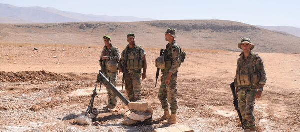 Soldados libaneses custodian la frontera con Siria, para impedir la entrada de grupos radicales - Sputnik Mundo