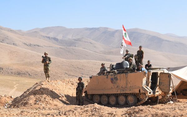 Soldados libaneses custodian la frontera con Siria, para impedir la entrada de grupos radicales - Sputnik Mundo