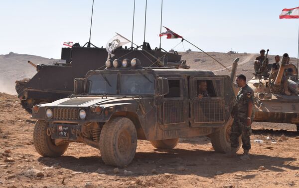 Soldados libaneses custodian la frontera con Siria, para impedir la entrada de grupos radicales - Sputnik Mundo